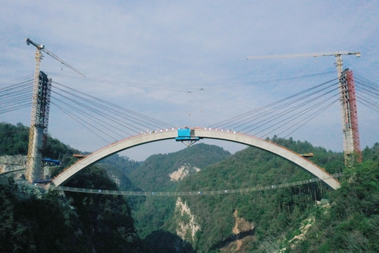 甕馬鐵路板布河大橋順利合龍