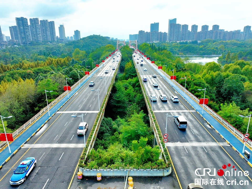 “中國紅”點亮貴陽 國慶氛圍滿城洋溢