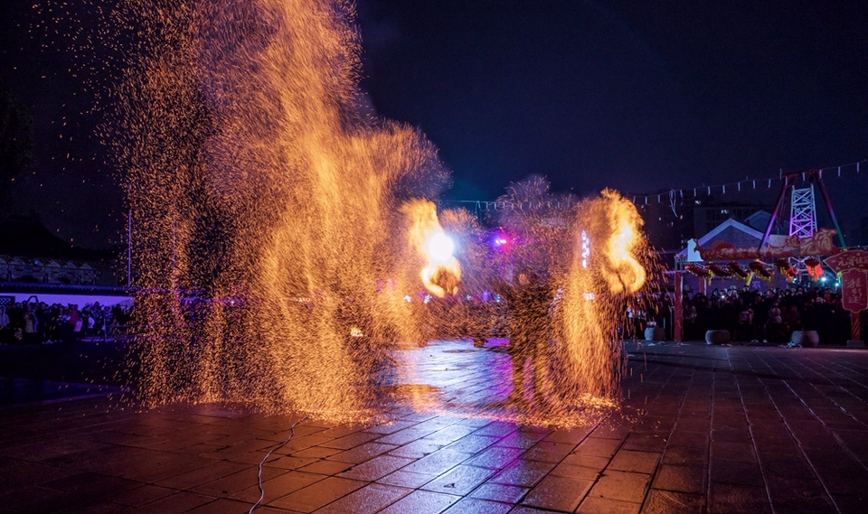 六盤水市鍾山區：打鐵花秀“點亮”水城古鎮元宵夜