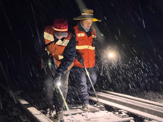 貴州鐵路部門全力迎戰2025年首次降雪