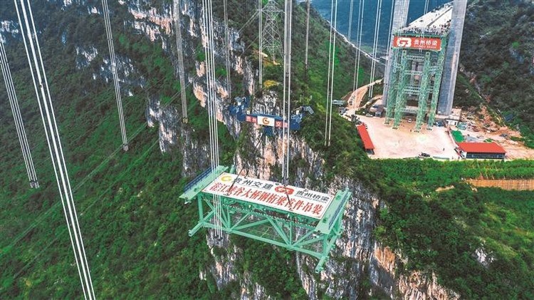 在建世界最高橋完成首件鋼桁梁吊裝