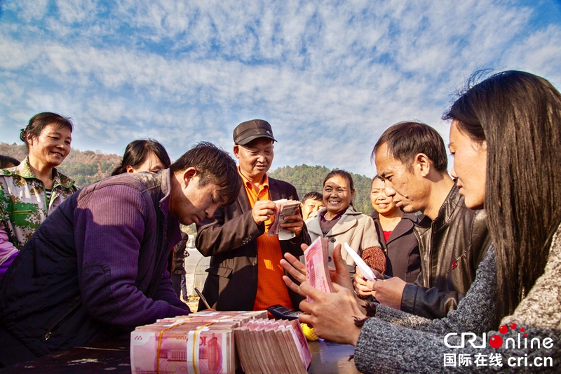 貴州黔西：農民勤奮脫貧喜領錢（組圖）