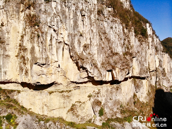 貴州畢節赫章縣石板河村：絕壁上鑿出“志氣路”