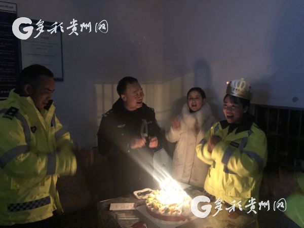 （社會）執勤交警的生日夜：抗凝保暢一線崗位上的小幸福