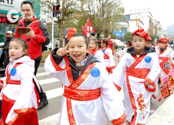 （市州）施秉：娃娃“龍燈節”體驗民族文化