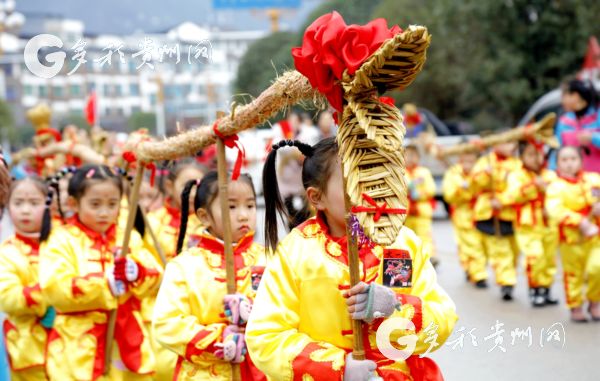 （市州）施秉：娃娃“龍燈節”體驗民族文化