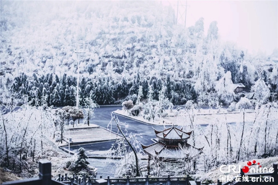 貴州萬山：硃砂古鎮變身“冰雪世界”