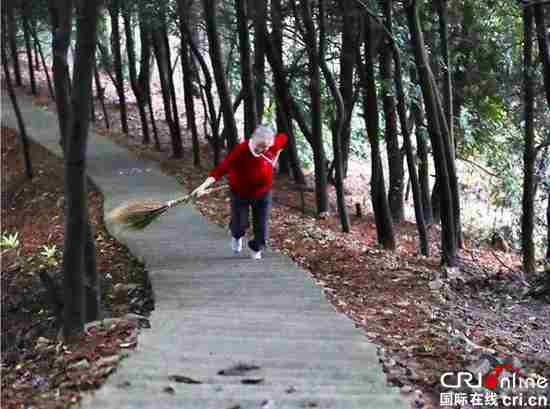 76歲的“掃地奶奶”楊再娥：乾淨別人美麗自己