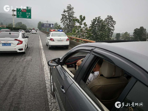 （社會）暖心！貴陽高速交警為傷者打開一條“綠色通道”