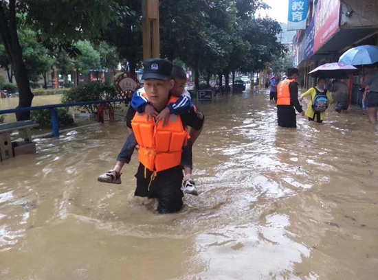 貴州安順紫雲組織多方力量應對暴雨天氣