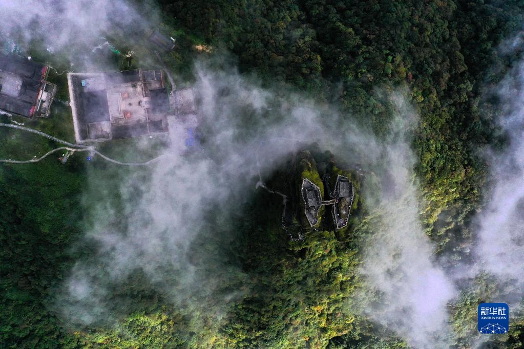 （中首）雲梯萬步天路遠 世界遺産梵凈山