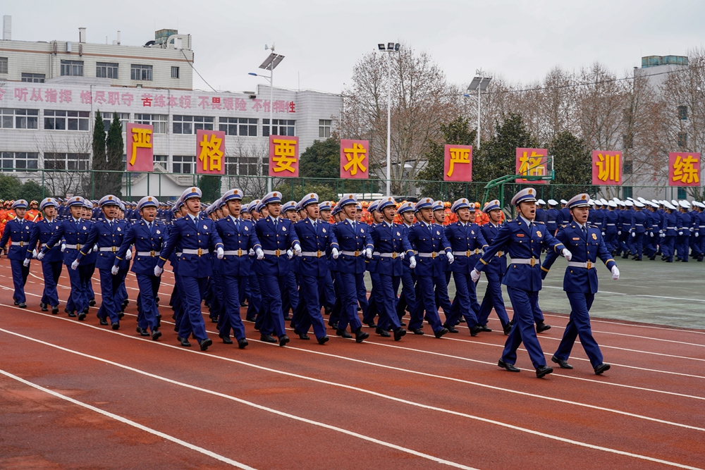 貴州省消防救援總隊舉辦2020年新招錄消防員授銜表彰暨訓練成果彙報演示大會_fororder__DSC1596