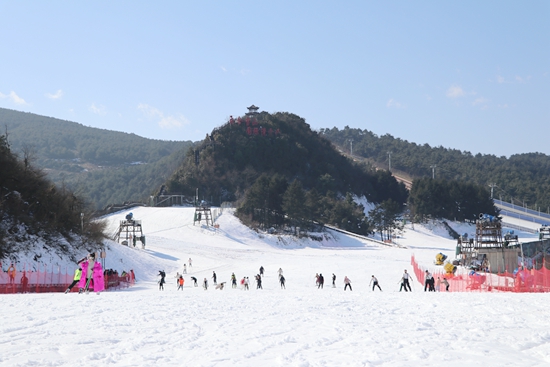 （供稿）六盤水市水城區：玉舍雪山滑雪場于12月28日正式開放_fororder_滑雪場1