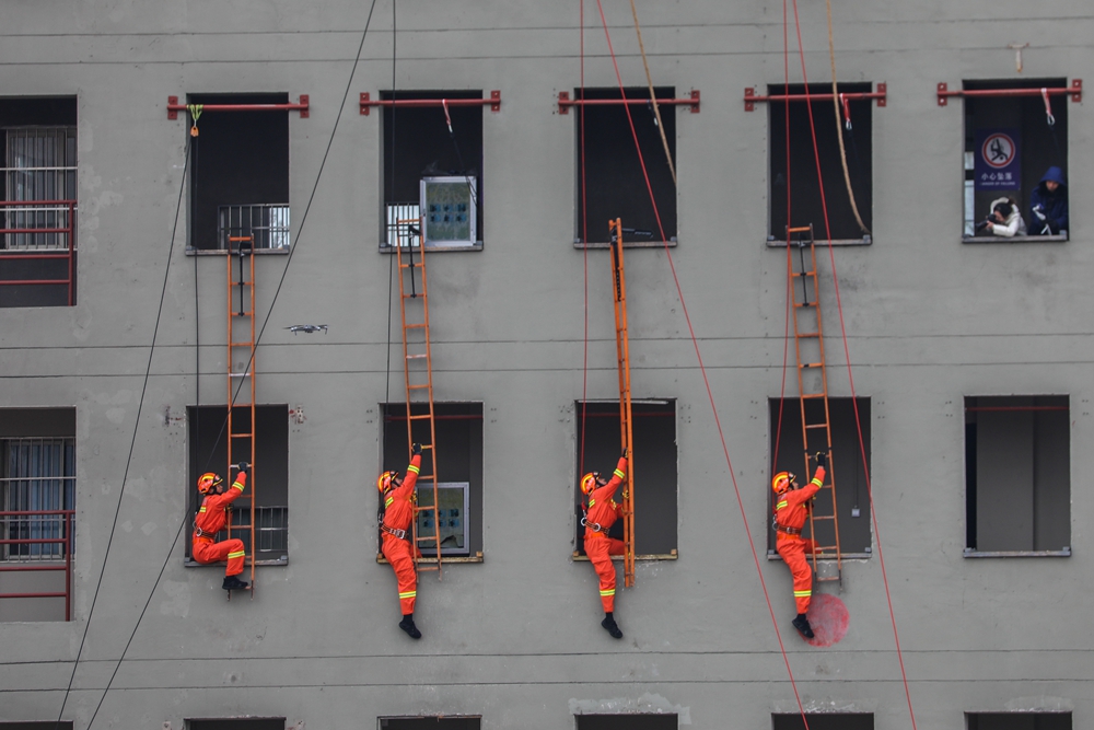 貴州省消防救援總隊舉辦2020年新招錄消防員授銜表彰暨訓練成果彙報演示大會_fororder_8R7A3623