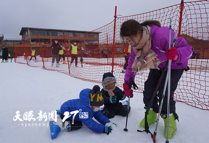 （中首）冬遊冰火兩重天 貴州滑雪與泡湯引客來