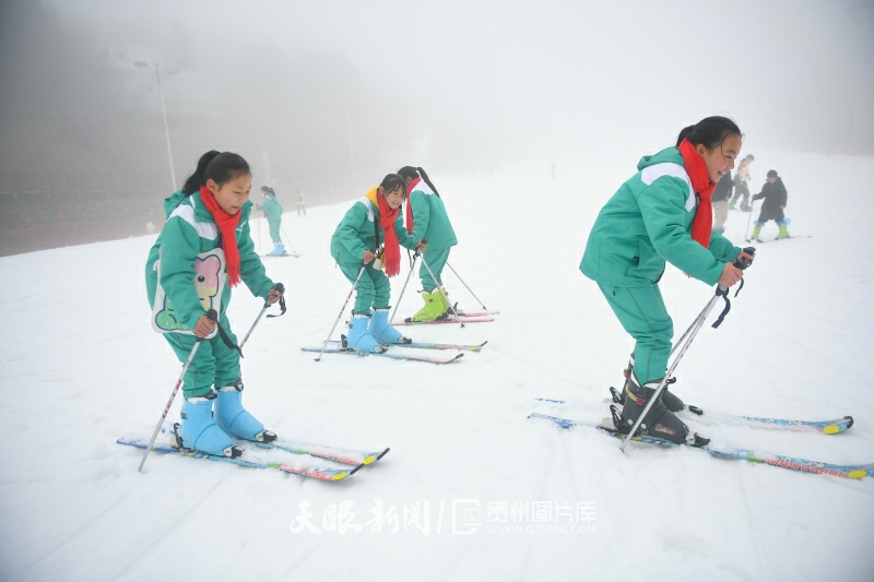 （中首）築夢冬奧丨六盤水：冰雪運動進校園