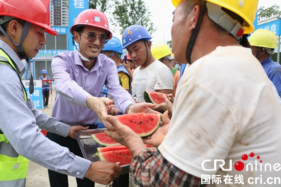 貴州遵義：“夏送清涼”  把關愛送到基層一線