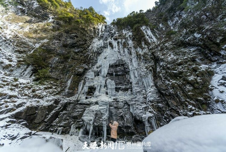 （中首）冰瀑奇觀降臨百里杜鵑