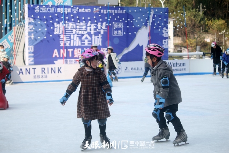 （中首）築夢冬奧丨與鴿共舞！貴陽首家真冰滑冰場引來眾多鴿子“打卡”