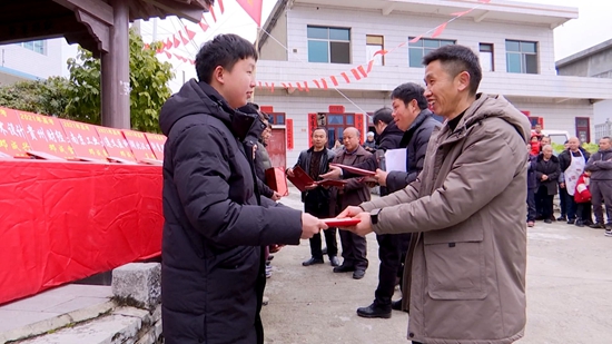 （供稿）黔南平塘克度鎮前進村舉行恩德助學公益活動_fororder_平塘