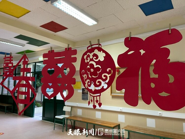 （中首）貴州松桃苗族服飾亮相葡萄牙校園