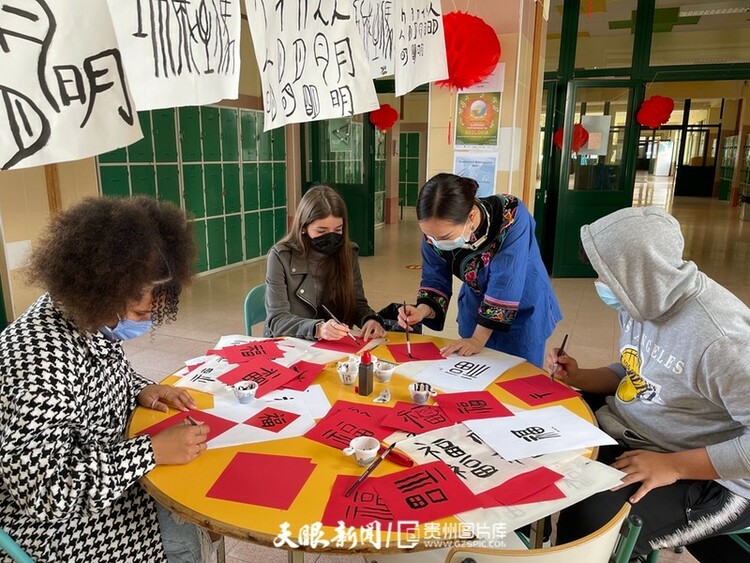 （中首）貴州松桃苗族服飾亮相葡萄牙校園