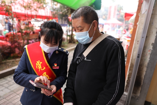 （供稿）畢節稅務：多措並舉開展便民辦稅春風行動_fororder_百里杜鵑稅務局黨員服務隊深入村寨，輔導繳費人繳納醫療保險。 梅懷東  攝.JPG