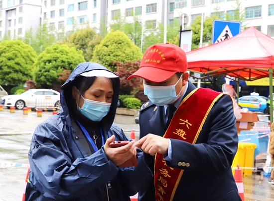 （供稿）貴州六盤水：齊心戰“疫” 稅務人在行動_fororder_4月1日，六盤水市稅務局志願者與檢測點工作人員對接志願服務路線。柴浩攝.JPG