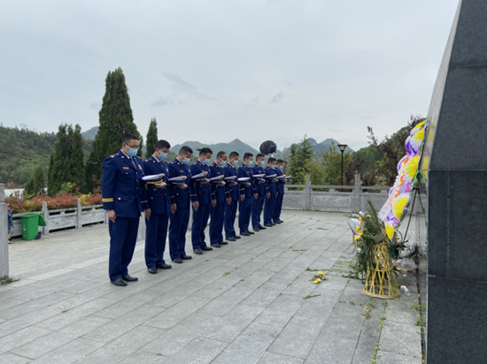 （原創）貴州紫雲消防救援大隊開展清明祭掃活動_fororder_5f537afe75e2ceb51392f7fae6645aa