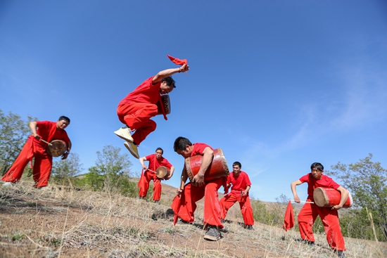 （供稿）貴州威寧：四桐鼓舞綻放時代芳華_fororder_1、2022年4月20日，王應朋（右三）和村民在貴州省威寧彝族回族苗族自治縣中水鎮小寨社區山坡上練習四桐鼓舞。