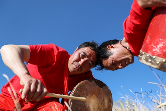 （供稿）貴州威寧：四桐鼓舞綻放時代芳華_fororder_11、2022年4月20日，村民在貴州省威寧彝族回族苗族自治縣中水鎮小寨社區山坡上練習四桐鼓舞。