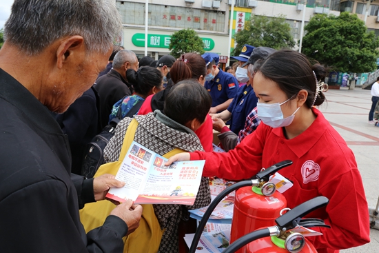 貴州碧江消防設置宣傳點 科普“防災減災”知識_fororder_志願者為市民講解安全知識