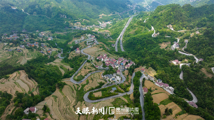 桐梓七十二道拐：彎道最密集的盤山公路