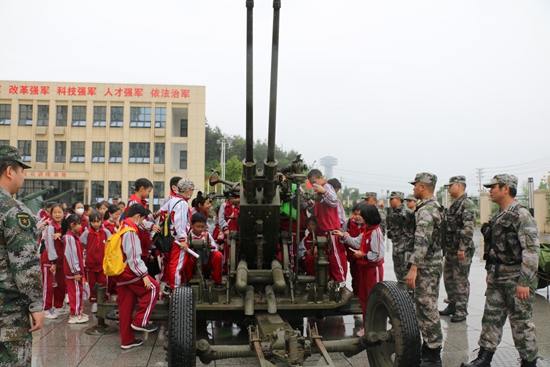 （供稿）貴州碧江人武部組織開展“紅領巾”進軍營活動_fororder_近距離體驗武器裝備01.JPG