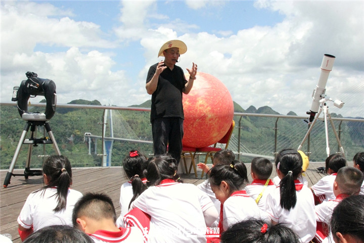 【一座橋“畫出”一個經濟圈】貴州平塘特大橋：推動黔南州南翼板塊旅遊帶大提速