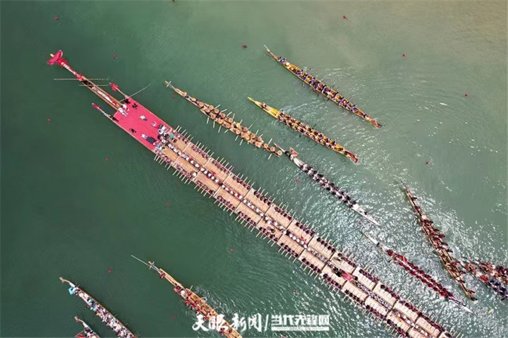 點讚苗族民俗魅力！趙立堅向世界介紹貴州苗族獨木龍舟