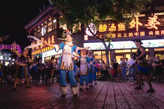 貴州黔南：旅遊達人探索“夜經濟”旅遊密碼 升級旅遊“夜品牌”_fororder_黔南1