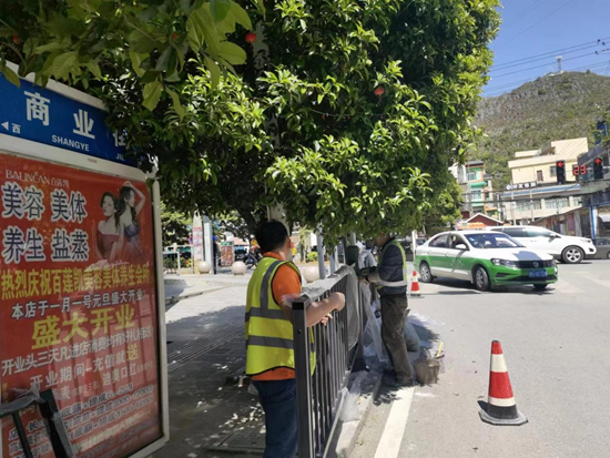 （供稿）貴州紫雲：提升城市“顏值” 扮靚民生環境_fororder_安裝人行道護欄。