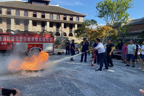 （供稿）貴州碧江：多措並舉推進夏季火災防控_fororder_使用滅火器滅油池火災