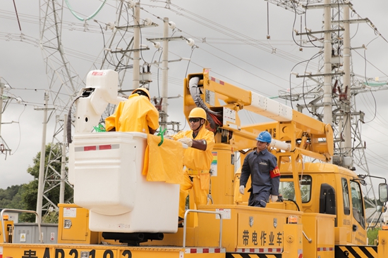 南方電網貴州電網公司舉行帶電作業體驗主題活動_fororder_電網4