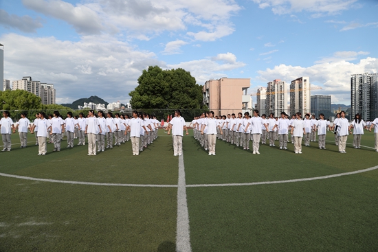 貴州碧江人民武裝部多措並舉紮實抓好學生軍訓工作_fororder_學生正在訓練匕首操.JPG