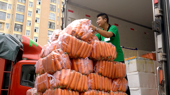 貴州平塘：100余噸生活物資馳援貴陽市、貴定縣_fororder_搬運物資