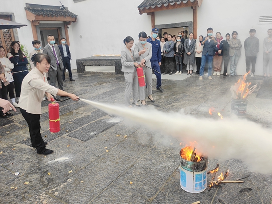 銅仁碧江消防開展培訓演練 築牢社會消防安全“防火牆”_fororder_圖為從業人員使用滅火器滅火