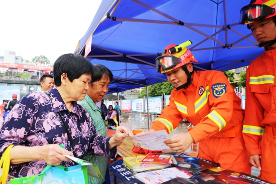 （供稿）貴州碧江巧借“國際減災日”傳播消防安全知識_fororder_向市民宣講防火知識