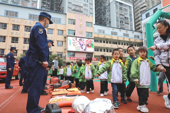 貴州都勻消防進校園開展應急演練 拉緊安全“紅線”_fororder_鄒元紅 攝2