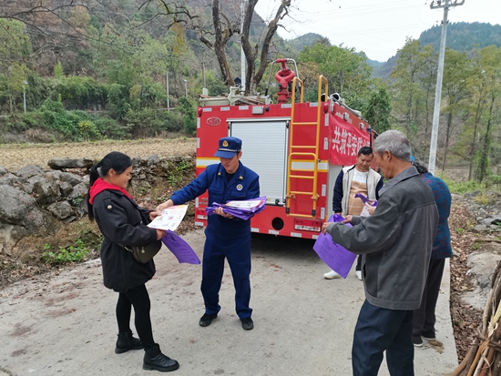 （供稿）貴州碧江消防進村寨開展宣傳 提升村民消防安全意識_fororder_圖為專職消防隊員向群眾發放宣傳資料