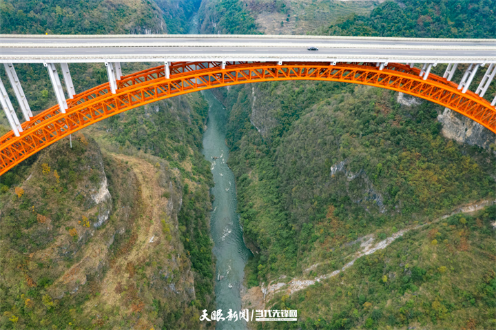 （中首）畢節總溪河大橋：路從山中來 天塹變通途