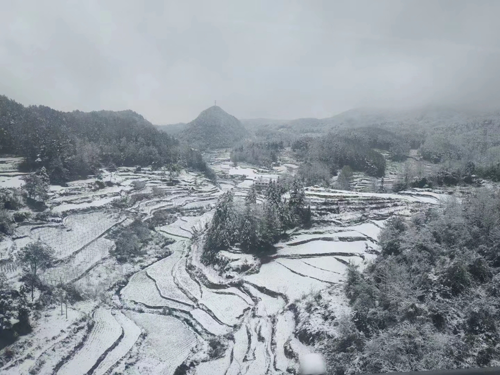 貴州多地迎降雪 白色大地景色美_fororder_36060f7e5aab8006f15663f259df42e