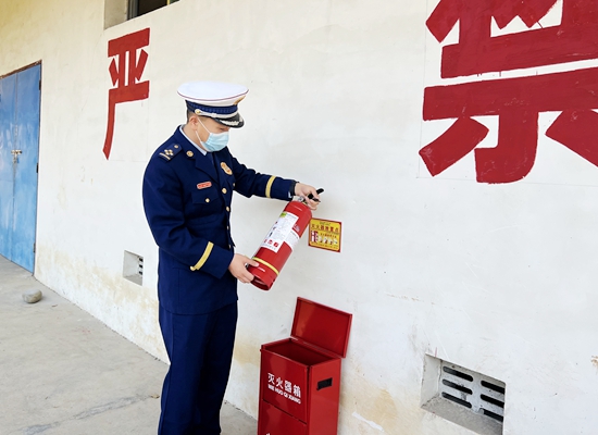 貴州碧江開展煙花爆竹消防安全檢查_fororder_圖為檢查廠庫消防器材配置