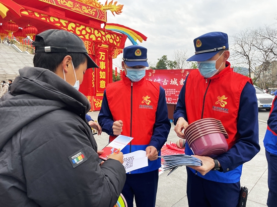 （供稿）貴州碧江開展消防志願者宣傳活動 提高民眾防控火災能力_fororder_圖為消防志願者向市民發放宣傳資料